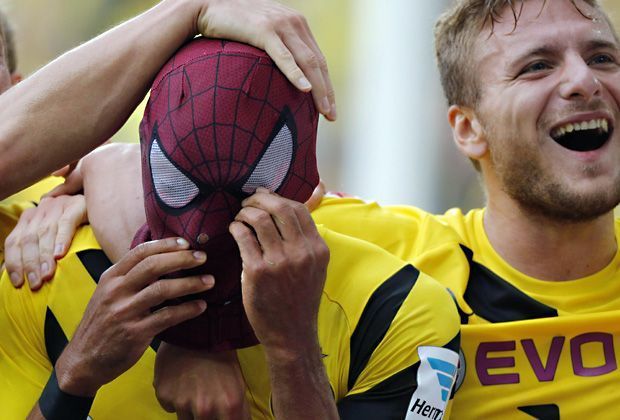 
                <strong>Sunderland vs. ManCity: Spiderman als Flitzer</strong><br>
                Stattdessen droht dem Flitzer nun auch ein Urheberrechts-Streit? Denn mit Spiderman-Maske aufs Feld durfte bislang eigentlich nur einer: Dortmunds Pierre-Emerick Aubameyang.
              