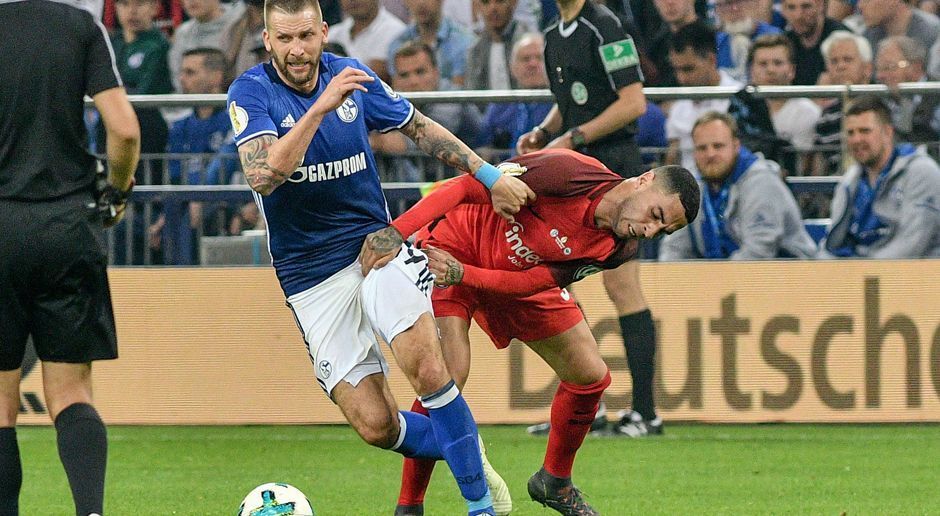 
                <strong>Guido Burgstaller (FC Schalke 04)</strong><br>
                Für einen Stürmer wie Guido Burgstaller ist es immer schwierig, wenn die Mitspieler ihn nicht mit Pässe füttern. In der ersten Halbzeit hat er gerade einmal neun Ballkontakte. Immerhin kommt er in der 32. Minute nach einer Ecke zu einem guten Kopfball, der aber vom Torwart stark pariert wird. In der zweiten Halbzeit hat er nach toller Vorarbeit von Caliguiri ebenfalls eine gute Gelegenheit, scheitert aber erneut aus direkter Nähe am Keeper. ran-Note: 4
              