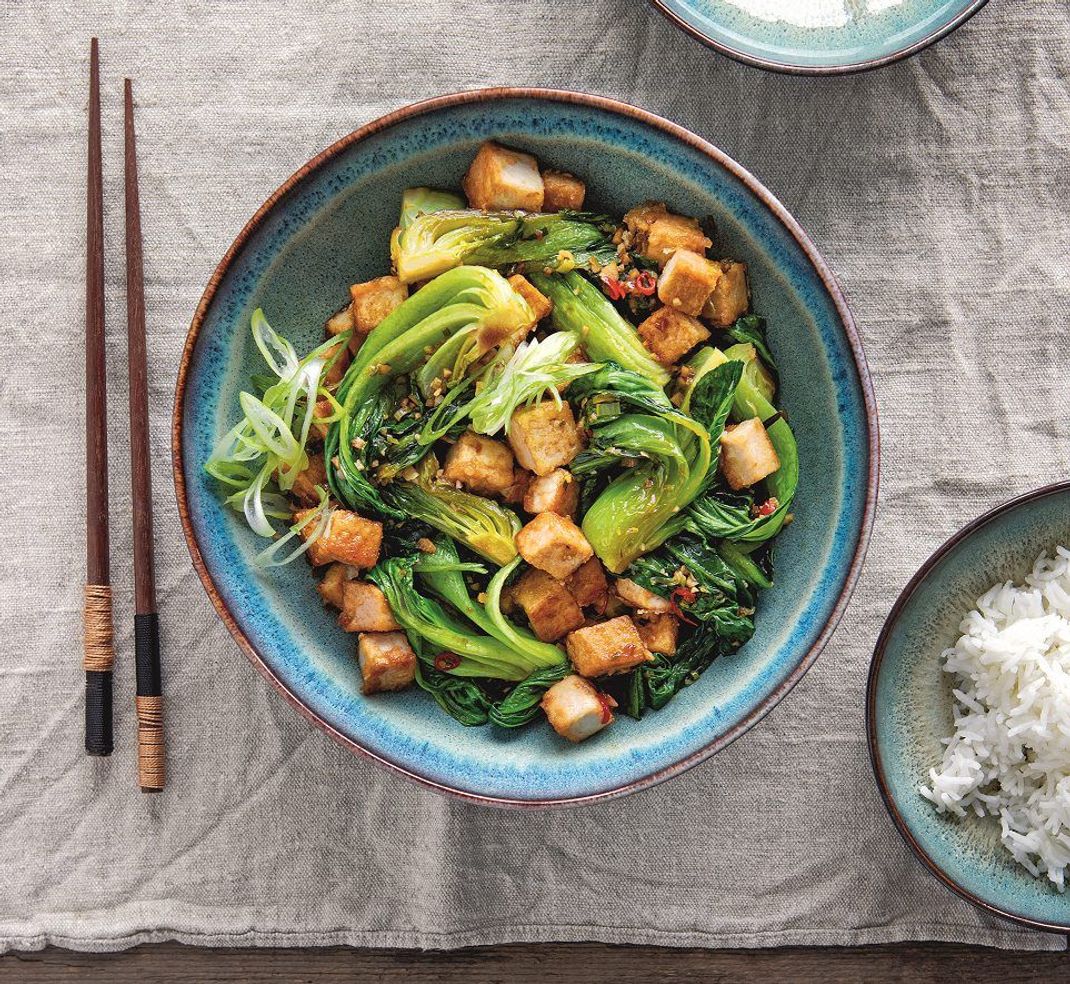 Schneller als jeder Lieferservice: Mit 20-Minuten-Mahlzeiten geht's mittags ruckzuck, wie hier mit gebratenem Pak Choi, knusprigem Tofu und Reis. 