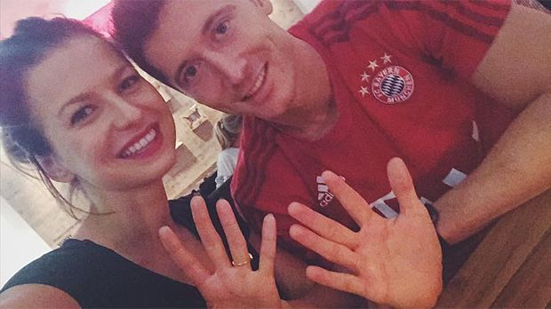 
                <strong>Robert Lewandowski</strong><br>
                Fünf Tore in neun Minuten - und das als Einwechselspieler! Bayerns Robert Lewandowski hat am Dienstagabend einen Rekord für die Ewigkeit aufgestellt.  Der Bayern-Stürmer twitterte ein Bild mit Frau Anna, wo beide fünf Finger in die Kamera halten. ran.de zeigt weitere Twitter-Reaktionen.
              