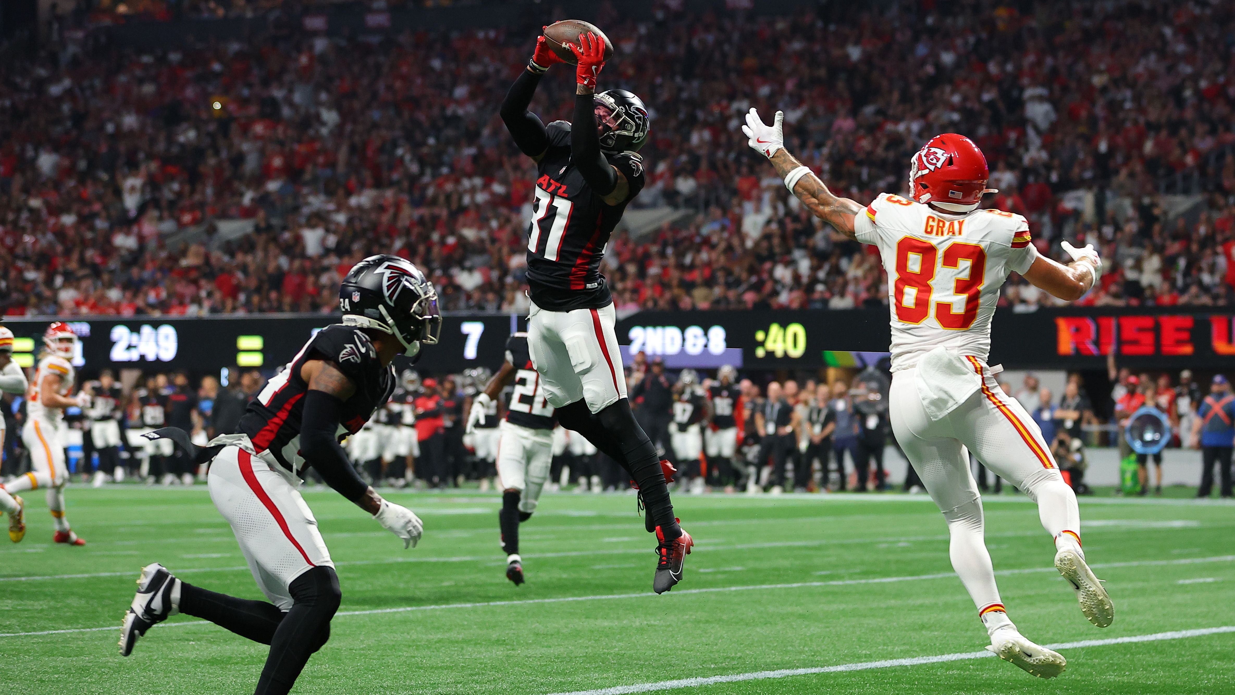 <strong>Simmons fängt sechste Interception von Mahomes</strong><br>Wenige Spieler in der NFL haben zwei Interceptions von Patrick Mahomes gefangen. Und dann gibt es noch Justin Simmons, der im Sunday Night Game für die Atlanta Falcons seinen sechsten Pick vom Star-Quarterback der Kansas City Chiefs gefangen hat. Der einstige All-Pro-Safety scheint Mahomes' Kryptonit zu sein...