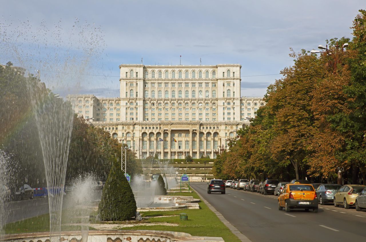 Das Haus des Volkes: Der Parlamentspalast von Rumänien thront auf einem Hügel der Hauptstadt Bukarest. Mit seinen 4,1 Millionen Tonnen Gewicht gilt er als schwerstes Gebäude der Welt. Seine Nutzfläche soll 365.000 Quadratmeter betragen. Das sind über 51 Fußballfelder. 