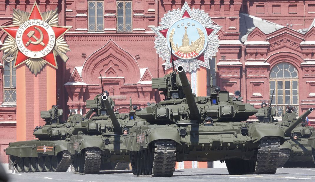 Russische Panzer des Typs T-90 bei einer Übung für eine Militärparade.