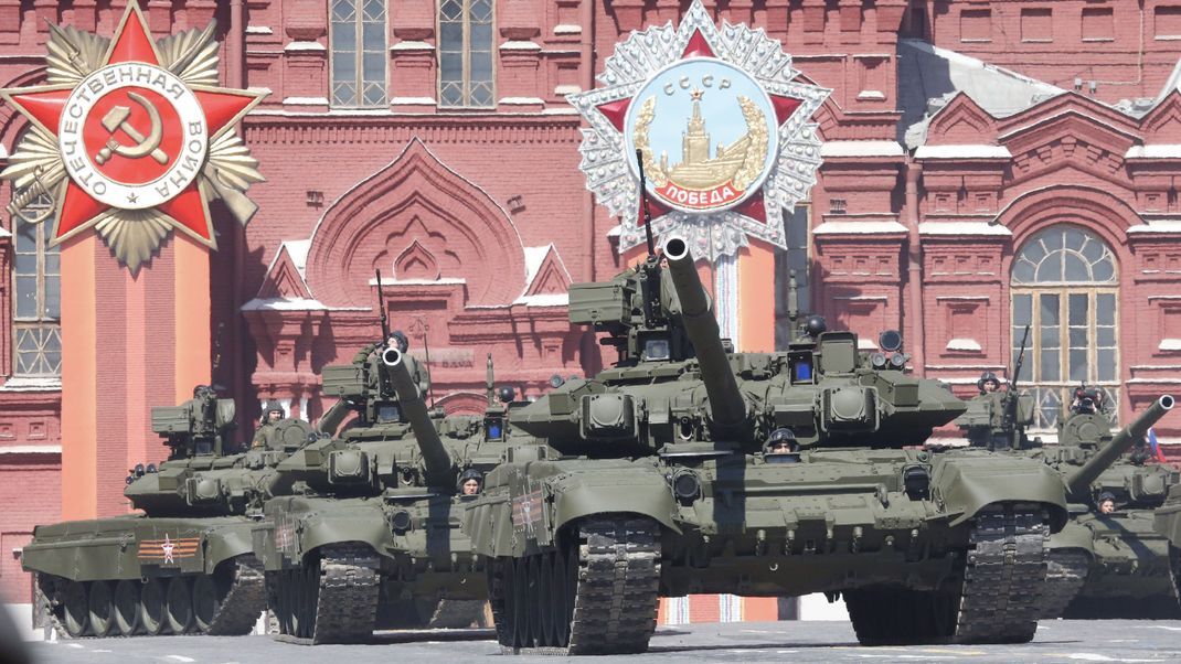 Russische Panzer des Typs T-90 bei einer Übung für eine Militärparade.