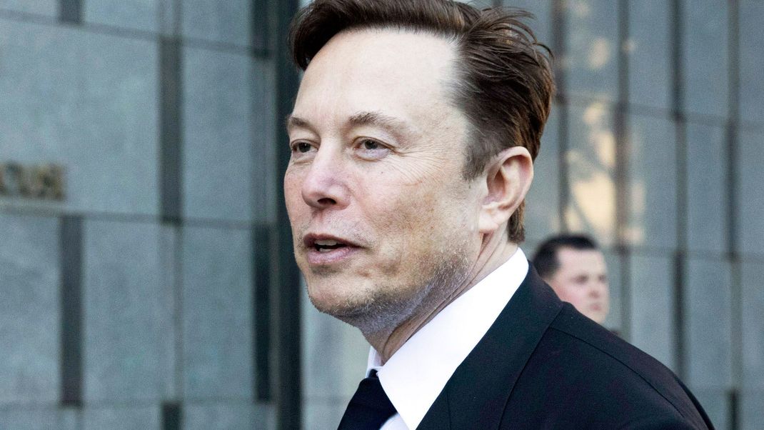 Elon Musk denkt darüber nach, dem öffentlichen US-Radiosender NPR den Twitter-Accountnamen wegzunehmen.