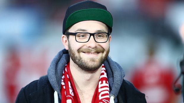 
                <strong>Mark Forster (1. FC Kaiserslautern)</strong><br>
                Mark Forster (1. FC Kaiserslautern). Der Sänger ist im nahegelegenen Winnweiler geboren und bedingt durch die geringe Entfernung glühender Fan der "Roten Teufel".
              