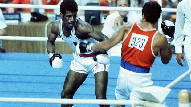 
                <strong>Michael Spinks (1976)</strong><br>
                Michael Spinks (1976): Michael Spinks gewann 1976 Gold bei Olympia in Montreal im Mittelgewicht. Später wechselte er zum Halbschwergewicht und zum Schwergewicht. Ein Jahr nach Olympia begann seine Profikarriere. Die Bilanz beeindruckt: Von 32 Kämpfen gewann er 31. Nur in seinem letzten Kampf - 1988 gegen Mike Tyson - musste er sich geschlagen geben. Spinks ist Mitglied in der Boxing Hall of Fame.
              