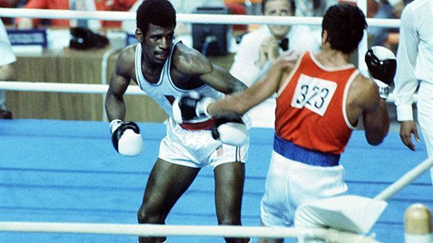 
                <strong>Michael Spinks (1976)</strong><br>
                Michael Spinks (1976): Michael Spinks gewann 1976 Gold bei Olympia in Montreal im Mittelgewicht. Später wechselte er zum Halbschwergewicht und zum Schwergewicht. Ein Jahr nach Olympia begann seine Profikarriere. Die Bilanz beeindruckt: Von 32 Kämpfen gewann er 31. Nur in seinem letzten Kampf - 1988 gegen Mike Tyson - musste er sich geschlagen geben. Spinks ist Mitglied in der Boxing Hall of Fame.
              