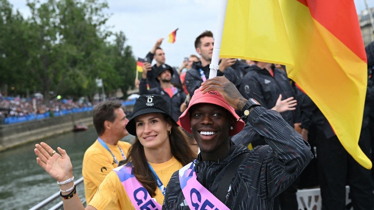 Die Fahnenträger Anna-Maria Wagner und Dennis Schröder