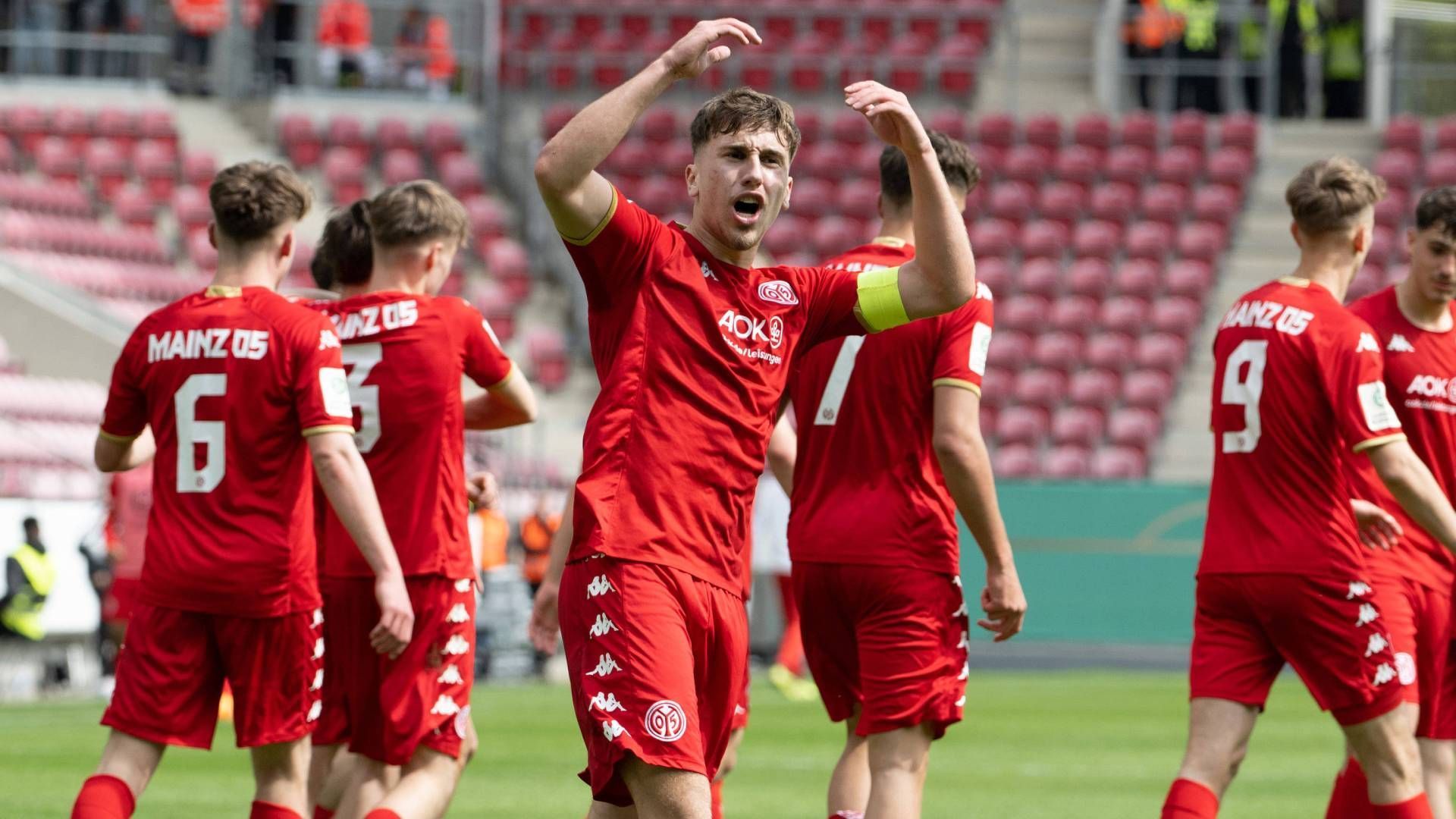 
                <strong>Abwehr: Maxim Dal</strong><br>
                &#x2022; Alter: 17<br>&#x2022; Verein: 1. FSV Mainz 05<br>Dal war der unumstrittene Abwehrchef der Mannschaft. Wie wichtig er für das deutsche Team wirklich war, zeigte das Halbfinale gegen Polen. Nach einer Roten Karte im Viertelfinale gegen die Schweiz fehlte er gegen Polen gesperrt, prompt fing sich das Team drei Gegentreffer. In Mainz ist Dal bereits beim höheren Jahrgang angekommen und stand auch im Finale der A-Junioren-Meisterschaft gegen Borussia Dortmund die komplette Spielzeit über auf dem Platz.
              