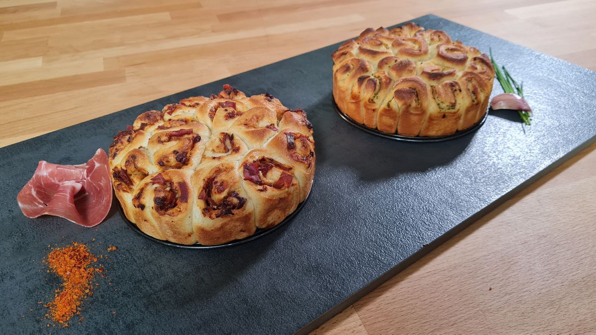 Zupfbrot mit Schinken und Oliven