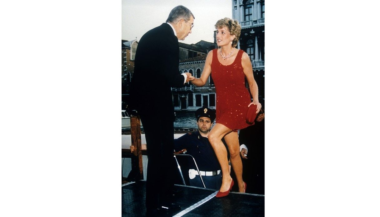 Diana in einem roten Glitzer-Kleid in Venedig: Mit diesem Outfit war sie auf jeden Fall der Hingucker des abends.