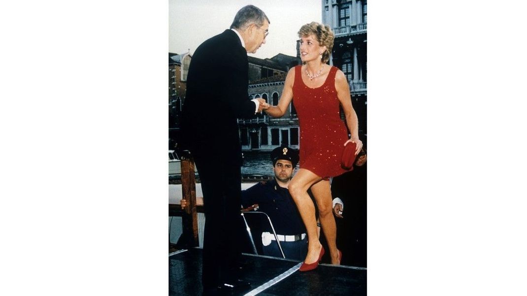 Diana in einem roten Glitzer-Kleid in Venedig: Mit diesem Outfit war sie auf jeden Fall der Hingucker des abends.