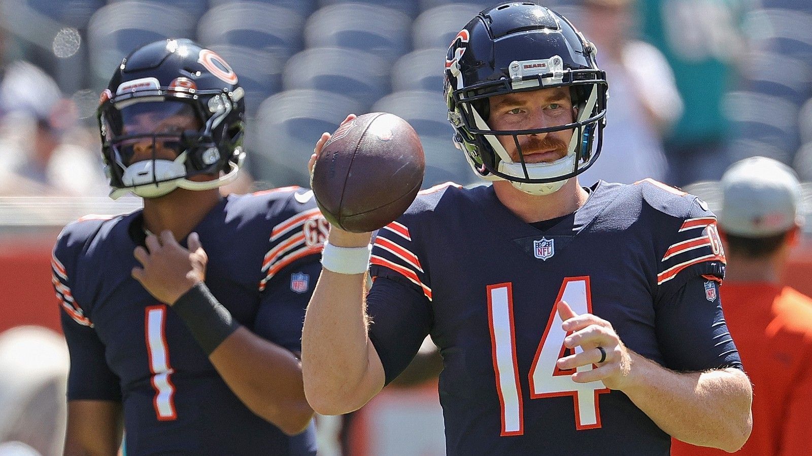 
                <strong>Dalton startet trotz Buhrufen</strong><br>
                Bears-Head-Coach Matt Nagy hat sich entschieden. In Woche eins wird Andy Dalton als Starting Quarterback auf dem Feld stehen. Ob das den Fans gefällt, darf eher angezweifelt werden. Beim zweiten Preseason-Spiel wurde der Routinier von einigen Anhängern ausgebuht, Rookie Justin Fields bekam dagegen warmen Applaus. An der Entscheidung von Nagy dürfte dies trotzdem nichts ändern.
              