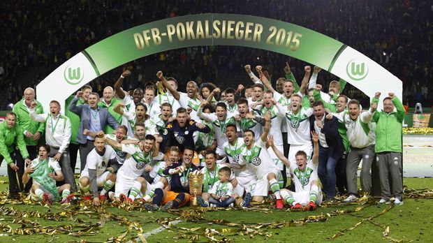 
                <strong>Mai 2015: DFB-Pokal-Sieg gegen den BVB</strong><br>
                Das große Engagement und die Leidenschaft des Teams wurde mit einem Titel belohnt: Die "Wölfe" gewannen den DFB-Pokal 2015 und widmeten den Erfolg ihrem verstorbenen Kollegen Junior Malanda. Sportlich schien alles dafür bereit, auch in Zukunft den großen Bayern Paroli bieten zu können.
              