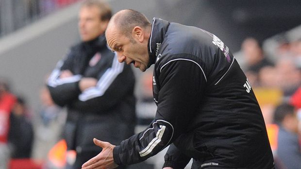 
                <strong>2008/09 Edmund Becker beim Karlsruher SC</strong><br>
                Ein echtes Urgestein, da ist man als Klub nachsichtiger. Vor allem, wenn der Trainer Unterstützung bei den Fans hat. Becker spielte von 1977 bis 1986 für den KSC und übernahm nach rund 14 Jahren als Trainer im Nachwuchs- und Amateurbereich Anfang 2005 die Profimannschaft. Die führte er 2007 in die Bundesliga. Nach dem Abstieg zwei Jahre später hielt der KSC an Becker fest, entließ ihn aber nach nur zwei Spielen in der 2. Liga. Seit 2010 ist er wieder da, als Chef des Nachwuchsleistungszentrums.
              