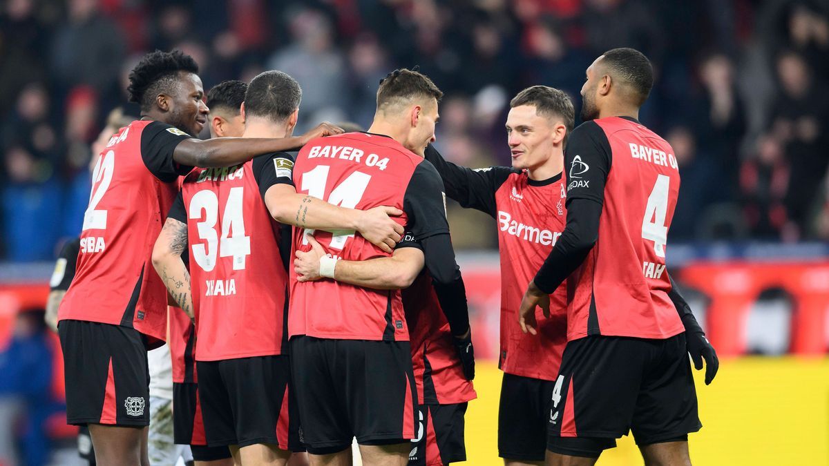 Jubel LEV um Patrik SCHICK (LEV) nach seinem tor zum 3:0, v.l. Edmond TAPSOBA (LEV), Granit XHAKA (LEV), Patrik SCHICK (LEV),Florian WIRTZ (LEV), Jonathan TAH (LEV) Fussball 1. Bundesliga, 20.Spiel...