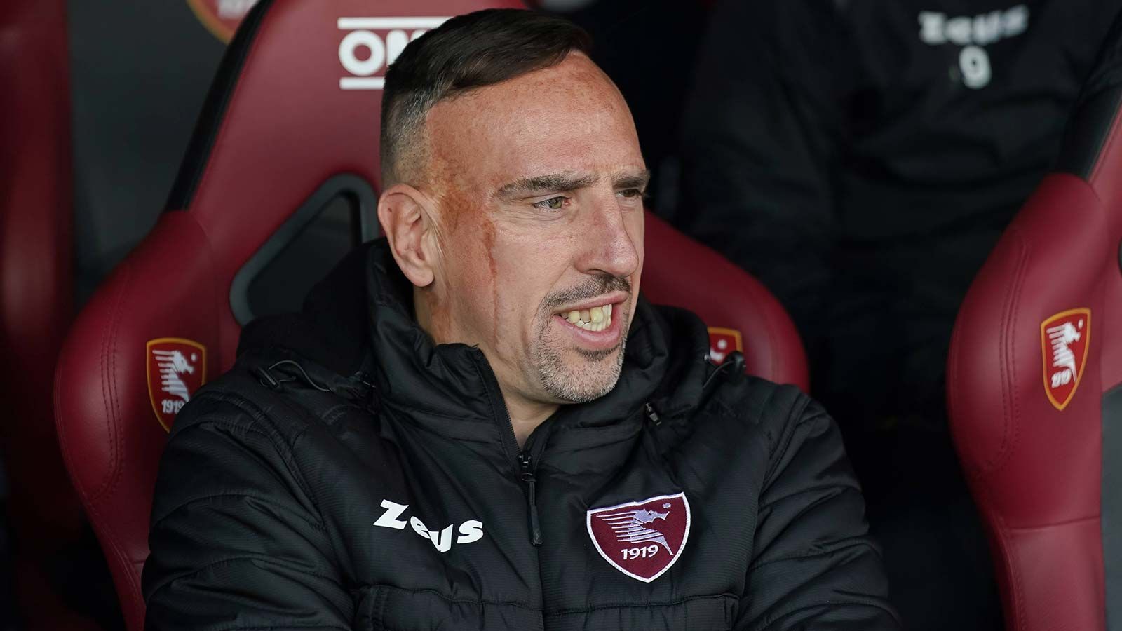 
                <strong>Franck Ribery (FC Bayern München)</strong><br>
                Im Oktober 2022 beendete Franck Ribery seine Karriere. Der 40-Jährige spielte nach seinem Abschied vom FC Bayern nach der Saison 2018/19 noch für zwei Jahre für den AC Florenz und ein Jahr für die US Salernitana. Bei Salernitana ist der Münchner Publikumsliebling als Techniktrainer engagiert.
              