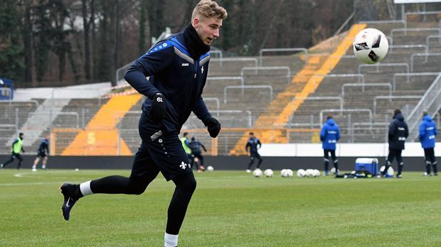 
                <strong>Felix Platte (SV Darmstadt 98)</strong><br>
                Felix Platte (SV Darmstadt 98): Hüftprobleme sind es, die den Leihspieler der Lilien seit Saisonbeginn außer Gefecht setzen. Somit konnte der 20-Jährige sein zweites Jahr in Darmstadt nicht nutzen, um sich sportlich für Stammklub Schalke zu empfehlen. Erst im Laufe der Rückrunde kann Platte wieder damit rechnen, in der Bundesliga aufzulaufen. Bis dahin ist er eines der vielen Talente im Wartestand. In der Rückrunde der Vorsaison war Platte auch nur Ergänzungsspieler in Darmstadt, erzielte bei elf Einsätzen kein Tor.
              