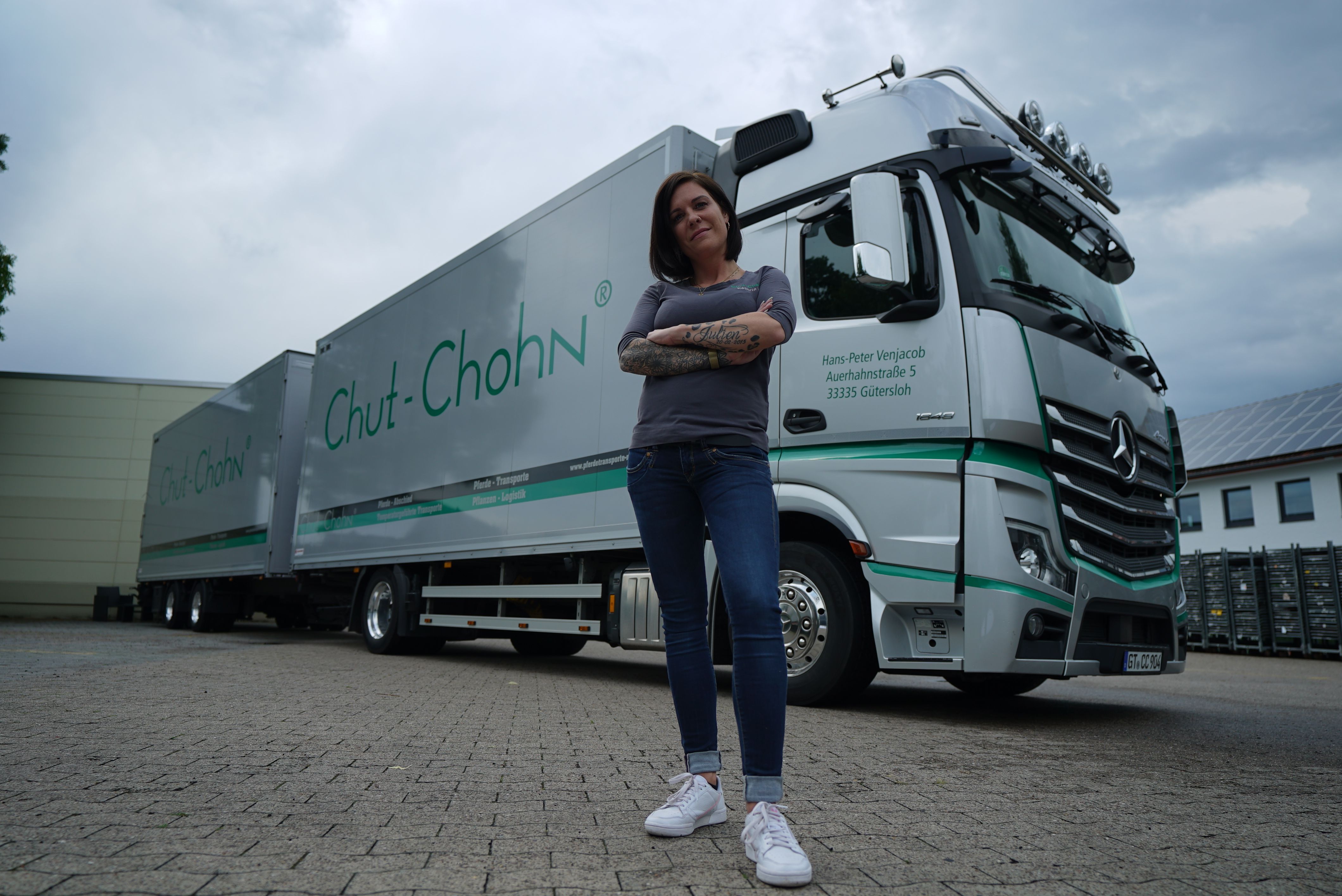 "Trucker Babe" Kathrin posiert vor ihrem Truck.