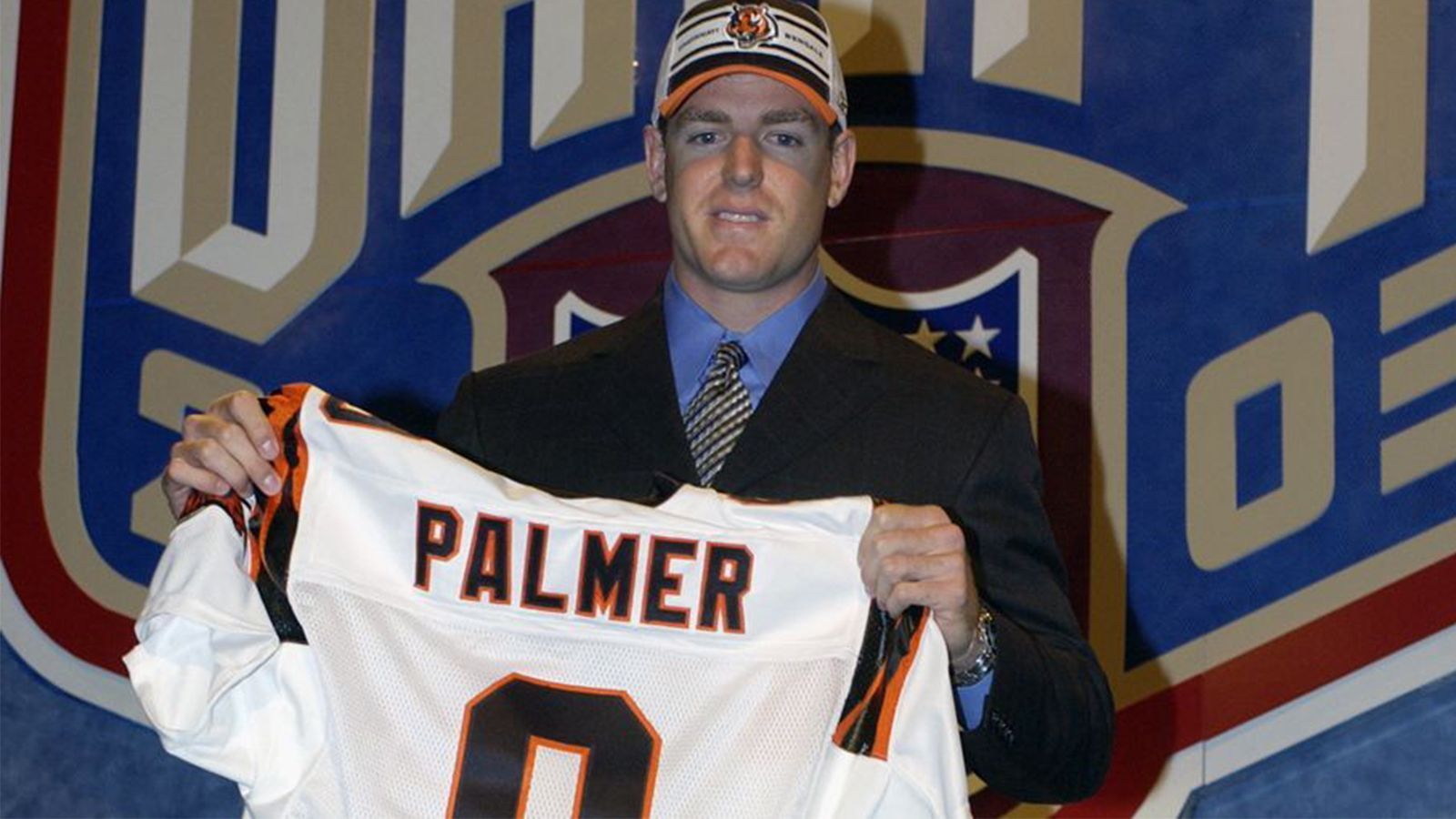 
                <strong>NFL Draft 2003: Carson Palmer</strong><br>
                Die Cincinnati Bengals entscheiden sich 2003 für den Quarterback der USC Trojans. Palmer führt die Bengals in seinen acht Jahren zweimal in die Playoffs. Im Anschluss geht es über die Station Oakland Raiders 2013 zu den Arizona Cardinals. Nach zwei Playoff-Teilnahmen beendet Palmer nach der Spielzeit 2017 seine Laufbahn.
              