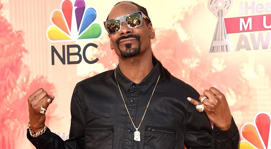 
                <strong>Snoop Dogg</strong><br>
                US-Rap-Superstar Snoop Dogg ist riesiger NFL-Fan. Sein absolutes Lieblingsteam: die Pittsburgh Steelers. Aber welche NFL-Stars verehrt er? ran.de hat die Lösung. Bei "nfl.com" verrät Snoop Dogg seine persönlichen Top-Stars. Der 43-Jährige über ...
              