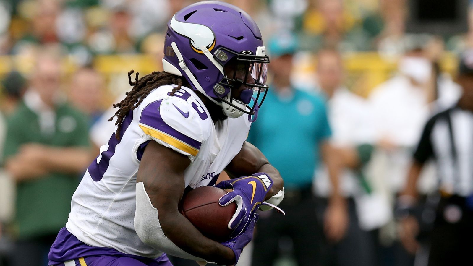 
                <strong>Running Back: Dalvin Cook</strong><br>
                Die beste Punktzahl aller Running Backs im NFL Fantasy Manager powered by ran erspielt zu haben, ist zwar beachtlich, wird die Laune von Dalvin Cook aber wohl auch nicht verbessern. Der Mann von den Minnesota Vikings musste sich am Sonntag gegen den großen Division-Rivalen Green Bay Packers im Lambeau-Field mit 16:21 geschlagen geben. Mit 154 Rushing-Yards bei 20 Läufen - im Schnitt starke 7,7 Yards pro Lauf - zeigte er dennoch eine blitzsaubere individuelle Leistung und knüpft somit an seine gute Performance der vorigen Woche an. Gesamtpunktzahl: 24
              