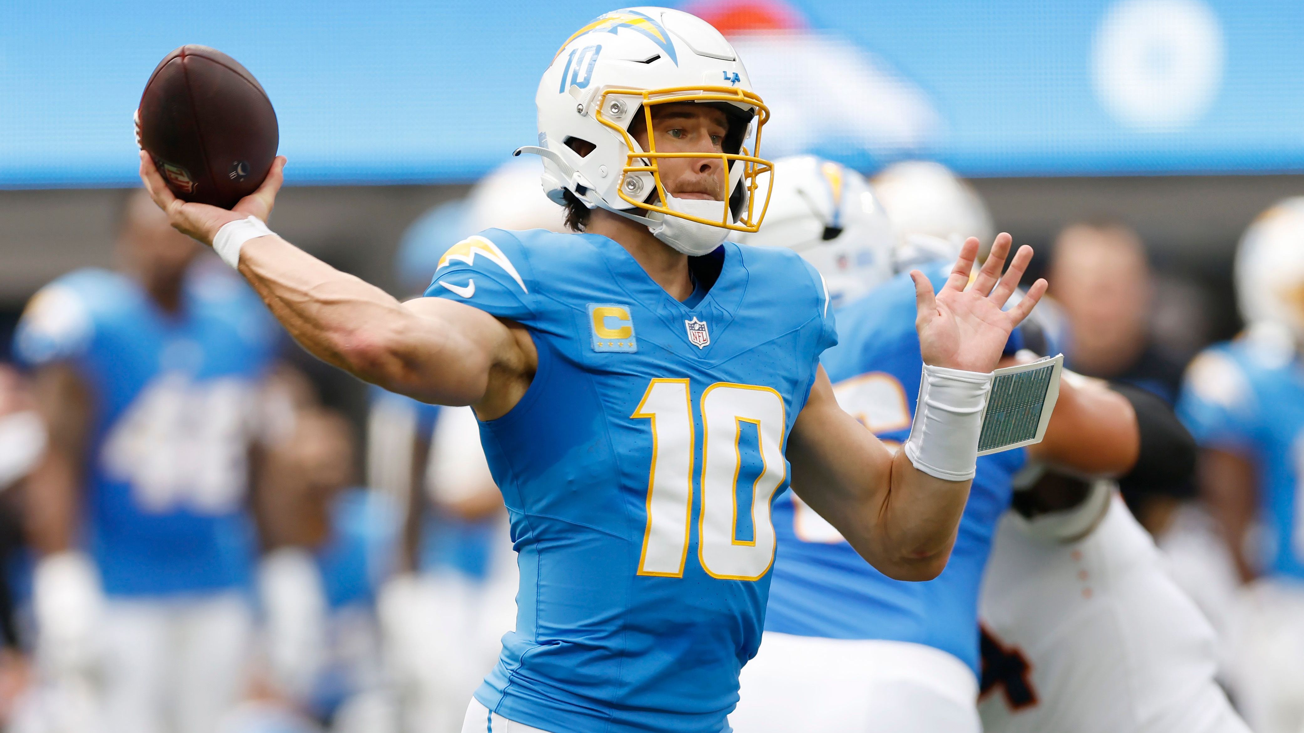 <strong>Los Angeles Chargers at New York Giants 48:6</strong><br>Unterschiedlicher könnten die Gefühlswelten kaum sein: Justin Herbert und die Chargers überrollen die Giants, allen voran Receiver Keenan Allen, der spielt wie zu seinen besten Zeiten. Bei den Giants hingegen läuft offensiv wie defensiv nichts zusammen. Einziger Lichtblick ist Running Back Cam Skattebo, während Quarterback Russell Wilson wohl vorerst sein letztes Spiel in der Startformation für New York bestritten hat. Jaxson Dart steht bereits in den Startlöchern.