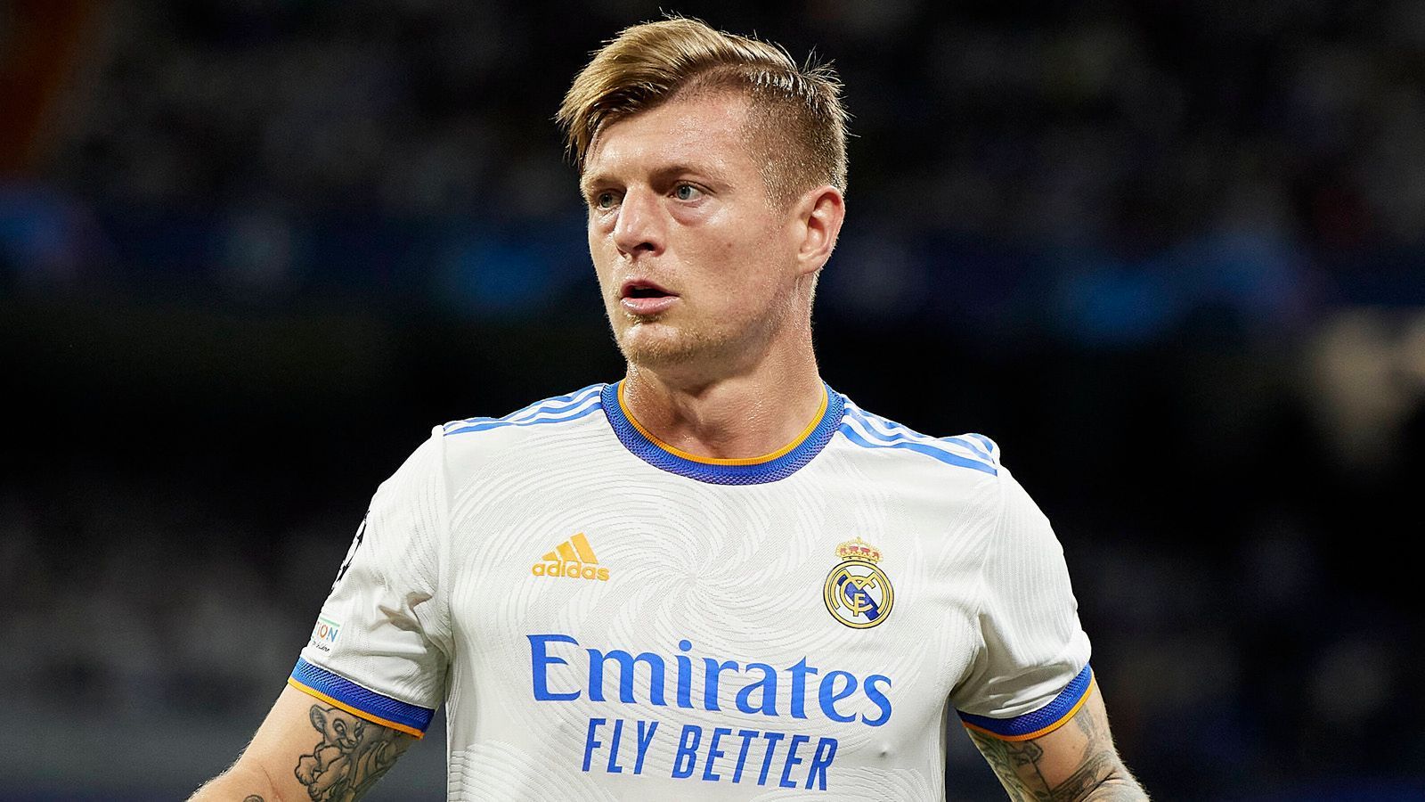 
                <strong>Toni Kroos</strong><br>
                Tritt die Standards und teilt sich mit Casemiro die Überwachung von De Bruyne. Macht keine Fehler und lenkt das Spiel der "Königlichen". Sorgt aber, wie auch Modric, nicht für den letzten, entscheidenden Pass. Wird nach 68 Minuten für den offensiveren Rodrygo ausgewechselt. Die perfekte Entscheidung von Carlo Ancelotti. ran-Note: 3
              