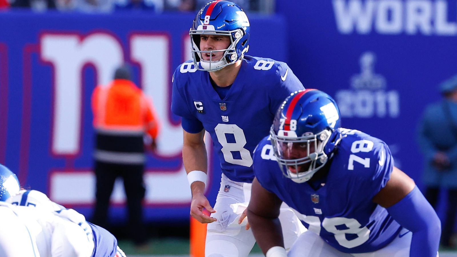 
                <strong>Platz 7: New York Giants</strong><br>
                Sie marschieren und marschieren. Auch die New York Giants gehören zu den Teams, die nach schwierigen Jahren plötzlich auf einer Erfolgswelle reiten. Ihre größte Stärke: Konstanz. Running Back Saquon Barkley und Spielmacher Daniel Jones haben sich ob ihrer guten bis sehr guten Leistungen neue Verträge verdient. Am Wild Card Weekend gelang sogar ein 31:24-Sieg gegen die während der Regular Season so stark performenden Minnesota Vikings. In der Runde der letzten Acht wartet aber ein richtiger Brocken: Die Philadelphia Eagles, bestes Team der NFC in der regulären Saison, dank einer Bye-Week ausgeruht und wieder mit Quarterback Jalen Hurts (Sonntag, ab 02:15 Uhr live auf ProSieben und im Livestream). Ein Sieg der Giants? Nicht einfach – aber auch nicht ausgeschlossen.
              