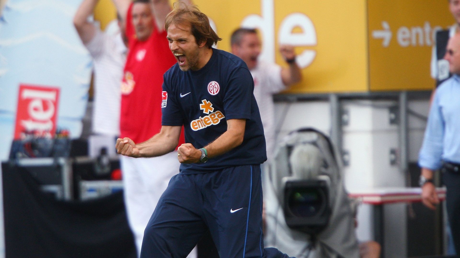 
                <strong>Erster Sieg mit Mainz 05: 2:1 gegen den FC Bayern (Bundesliga)</strong><br>
                Exakt zwei Wochen später feiert Tuchel mit seinen Mainzern den ersten Sieg – und was für einen! Gegen seinen jetzigen Arbeitgeber gewinnt Tuchel als Coach der 05er mit 2:1. Die Tore für die Gastgeber erzielen Andreas Ivanschitz und Aristide Bance schon in der ersten Halbzeit. Die Bayern kommen durch ein Eigentor von Nikolce Noveski nur noch zum Anschlusstreffer. Vorbereiter ist übrigens Thomas Müller – der einzige aus der damaligen Bayern-Truppe, der heute noch dabei ist.
              