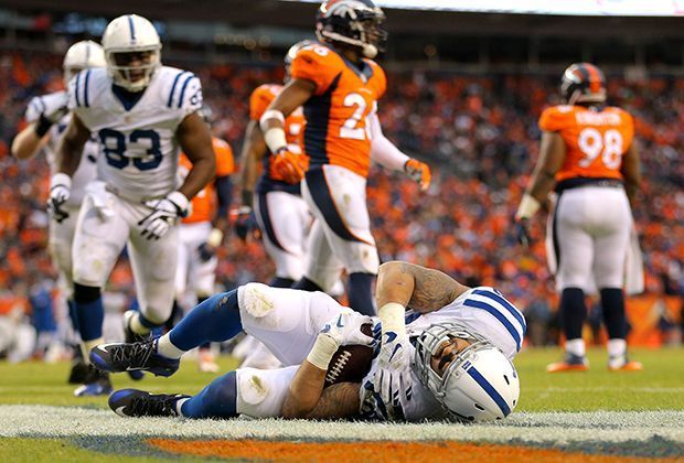 
                <strong>Indianapolis Colts vs. Denver Broncos</strong><br>
                Aber wieder zurück zum Spiel. Für die Colts und Running Back Dan Boom Herron beginnt die Partie schmerzvoll. Nicht nur, dass die Gastgeber mit 7:0 in Führung gehen, bei Herrons Ausgleich verletzt sich dieser auch noch an der Schulter.
              