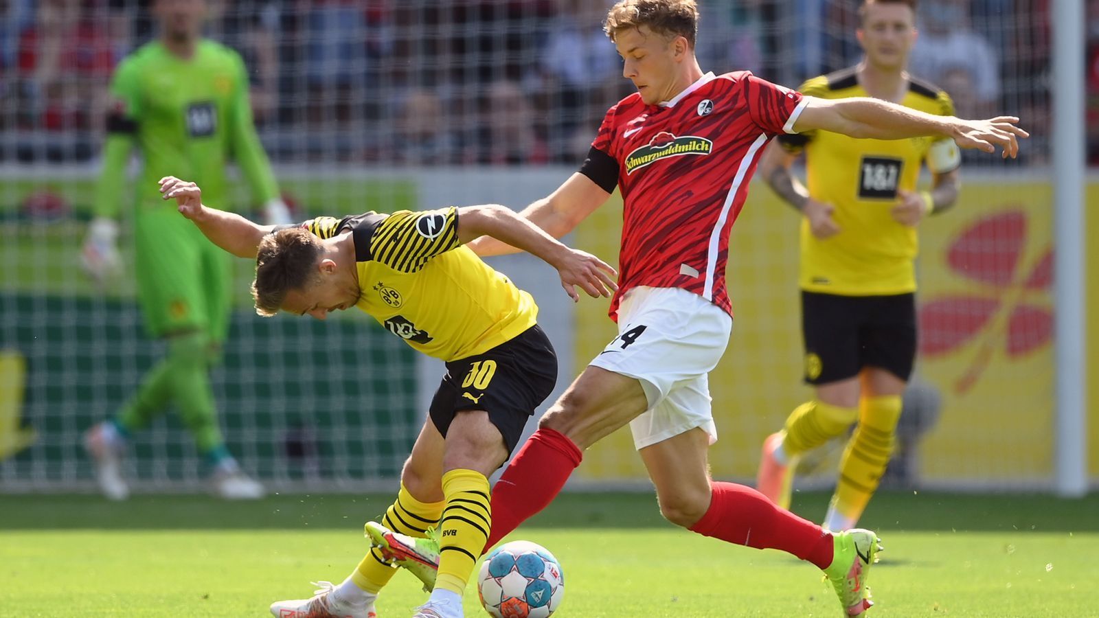 
                <strong>Felix Passlack</strong><br>
                Dem Youngster unterläuft das Foul an Höfler vor dem 0:1 - wegen eines Stockfehlers. Auch ansonsten kann er die Defizite nicht kaschieren. Defensiv strahlt Passlack keine Sicherheit aus, nach vorne geht kaum etwas – bis zu seiner Flanke zum 2:1. Die Schlussphase erlebt er von der Bank aus. ran-Note: 5
              