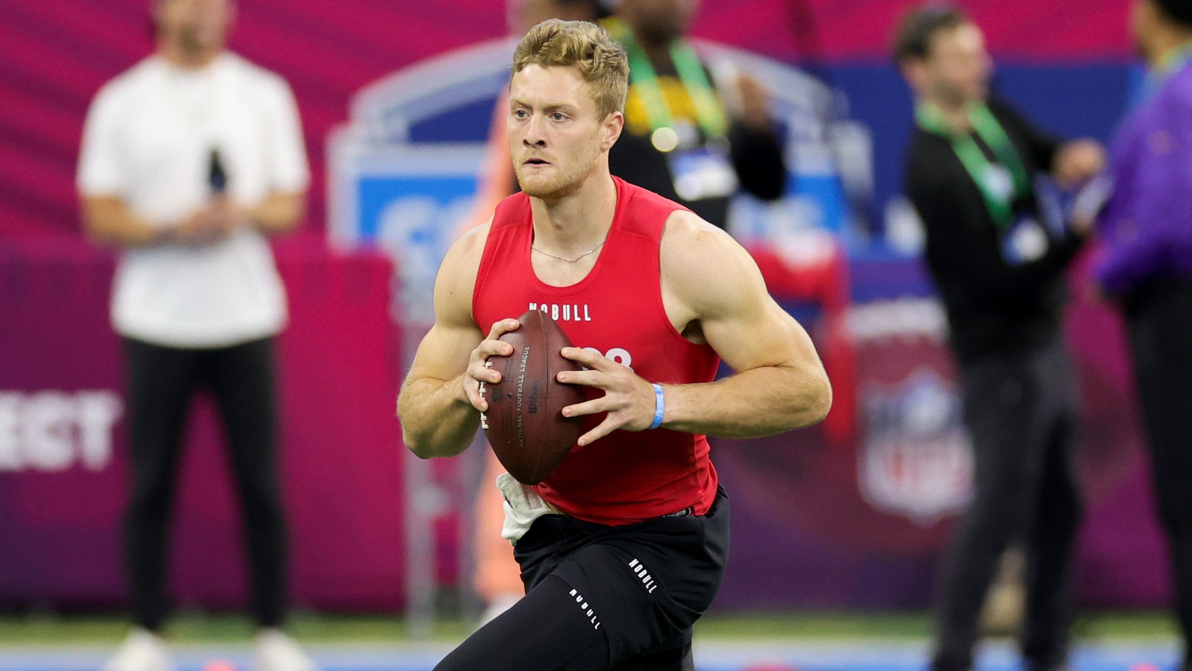 
                <strong>The Hype is NOT real: Quarterback Will Levis rutscht aus den Top 5</strong><br>
                Was war das bitte für ein unglaublicher Hype um Kentucky-Quarterback Will Levis (Foto) in den Tagen vor dem Draft? Die Wettanbieter drehten komplett am Rad und ließen den 23-Jährigen hinter Young aus dem Nichts plötzlich sogar zum Mitfavoriten auf den Top-Pick aufsteigen. Und das alles nur, weil angeblich jemand auf Reddit gepostet hat, dass Levis seiner Familie und seinen Freunden erzählt hätte, die Panthers würden ihn als Nummer eins auswählen. Viel Lärm also um nichts für einen Spieler, der mit seinen Interviews beim Combine eigentlich bereits negativ aufgefallen sein soll. Neben den ersten beiden Teams winkt auch die Konkurrenz auf den folgenden Plätzen dankend ab, wodurch Levis aus den Top 5 rutscht. Oder fällt er sogar noch deutlich tiefer? Es sollte zumindest niemanden mehr überraschen.
              