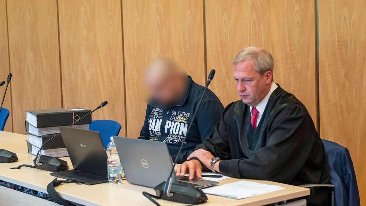 Der Angeklagte (l) sitzt neben Michael Linke (r), Rechtsanwalt zu Beginn des Prozesses wegen Mordes an einer 40-Jährigen aus Coburg.