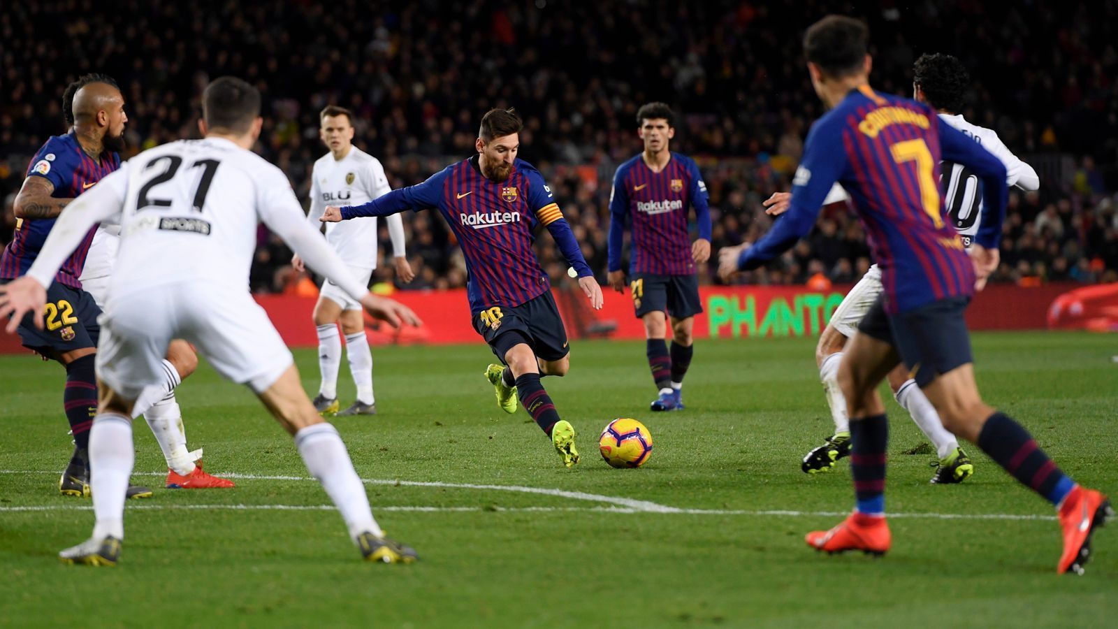 
                <strong>Spanien</strong><br>
                Lionel Messi (Mi.) und der FC Barcelona wollen in der Copa del Rey ihren Siegeszug fortsetzen. Zuletzt gewannen die Katalanen vier Mal in Folge den spanischen Pokal-Wettbewerb. Für den Champions-League-Halbfinalisten und aktuellen Tabellenführer in La Liga ist somit am Ende der Saison sogar das Triple möglich. In der Copa del Rey steht nur noch der Finalgegner FC Valencia im Weg, das Endspiel steigt am 25. Mai in Sevilla.
              