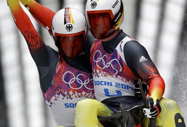 
                <strong>Rodeln Doppelsitzer: Gold - Tobias Wendl, Tobias Arlt - Deutschland</strong><br>
                Nach den Einzel-Triumphen von Felix Loch und Natalie Geisenberger setzten sich die Weltmeister aus Berchtesgaden und Königssee auf der Bahn im Sanki Sliding Center mit zwei Laufbestzeiten ( 0,522 Sekunden Vorsprung) souverän durch.
              