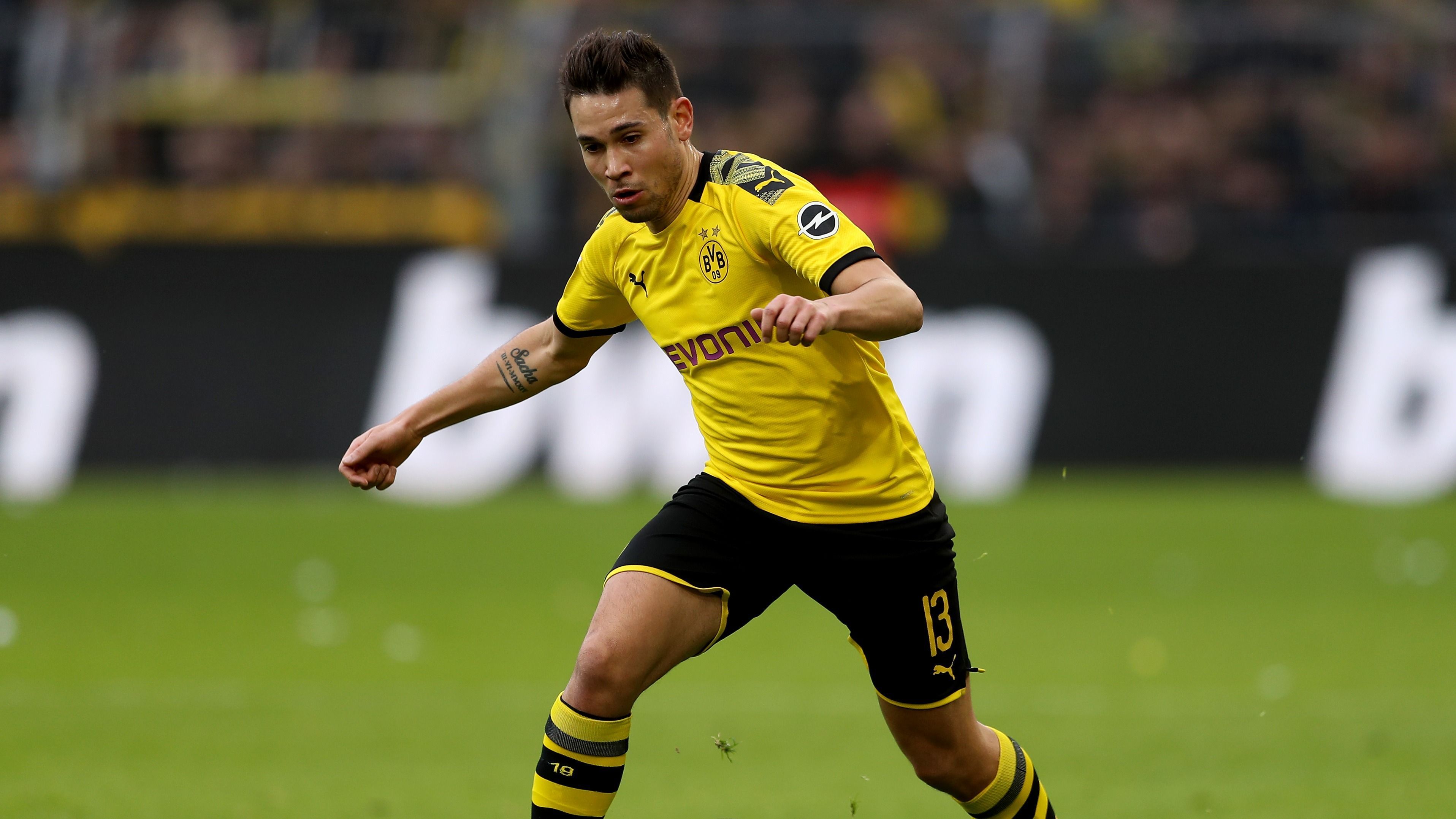 
                <strong>Raphael Guerreiro</strong><br>
                Zu Beginn macht er viele Wege zurück und hilft gut in der Defensive aus. Auch in der Vorwärtsbewegung immer wieder mit klugen Pässen. Lässt Cavani in seinem Rücken entwischen, der Patzer bleibt aber dank Bürki folgenlos (25.). In Halbzeit zwei noch einer der Auffälligsten. Auch seinen Zuspielen fehlt es aber an Genauigkeit. ran-Note: 3
              