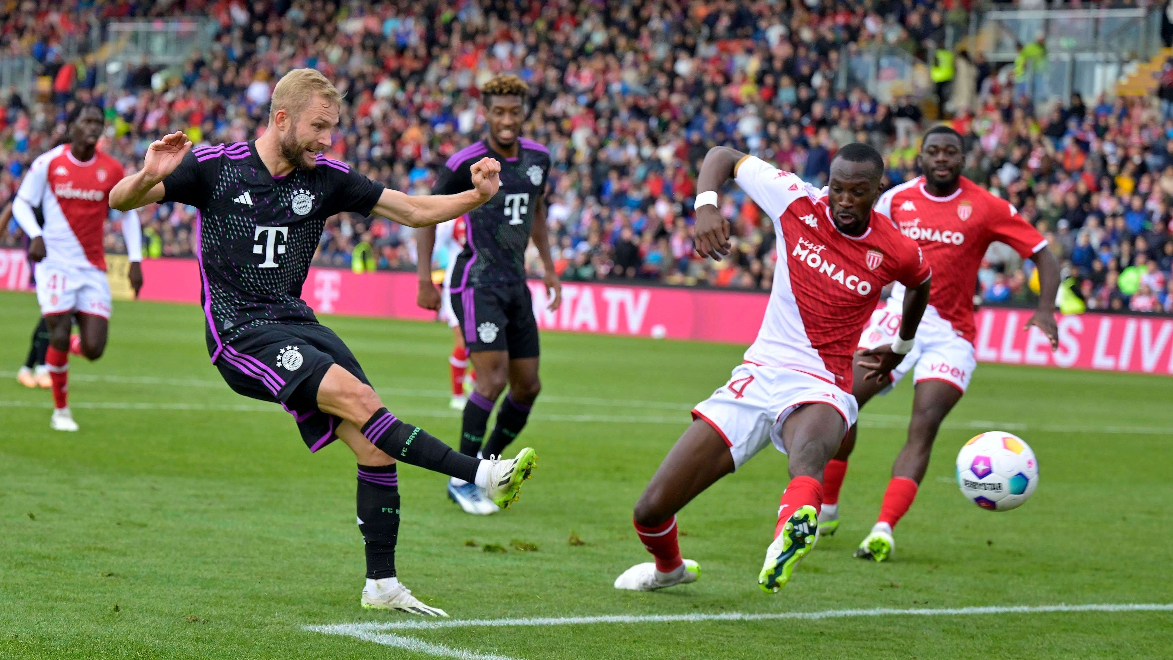 <strong>Konrad Laimer</strong><br>Ergänzt sich gut mit Goretzka und nimmt die Rolle der "Holding Six" ein: Der Neuzugang bleibt eher hinten und hält sich beim Spielaufbau zurück. Trifft mit einer genialen Einzelaktion dennoch zum 1:1 (32. Minute), sonst offensiv eher unauffällig. Für ihn kommt später Antonio Tikvic ins Spiel. <strong>ran-Note: 2</strong>