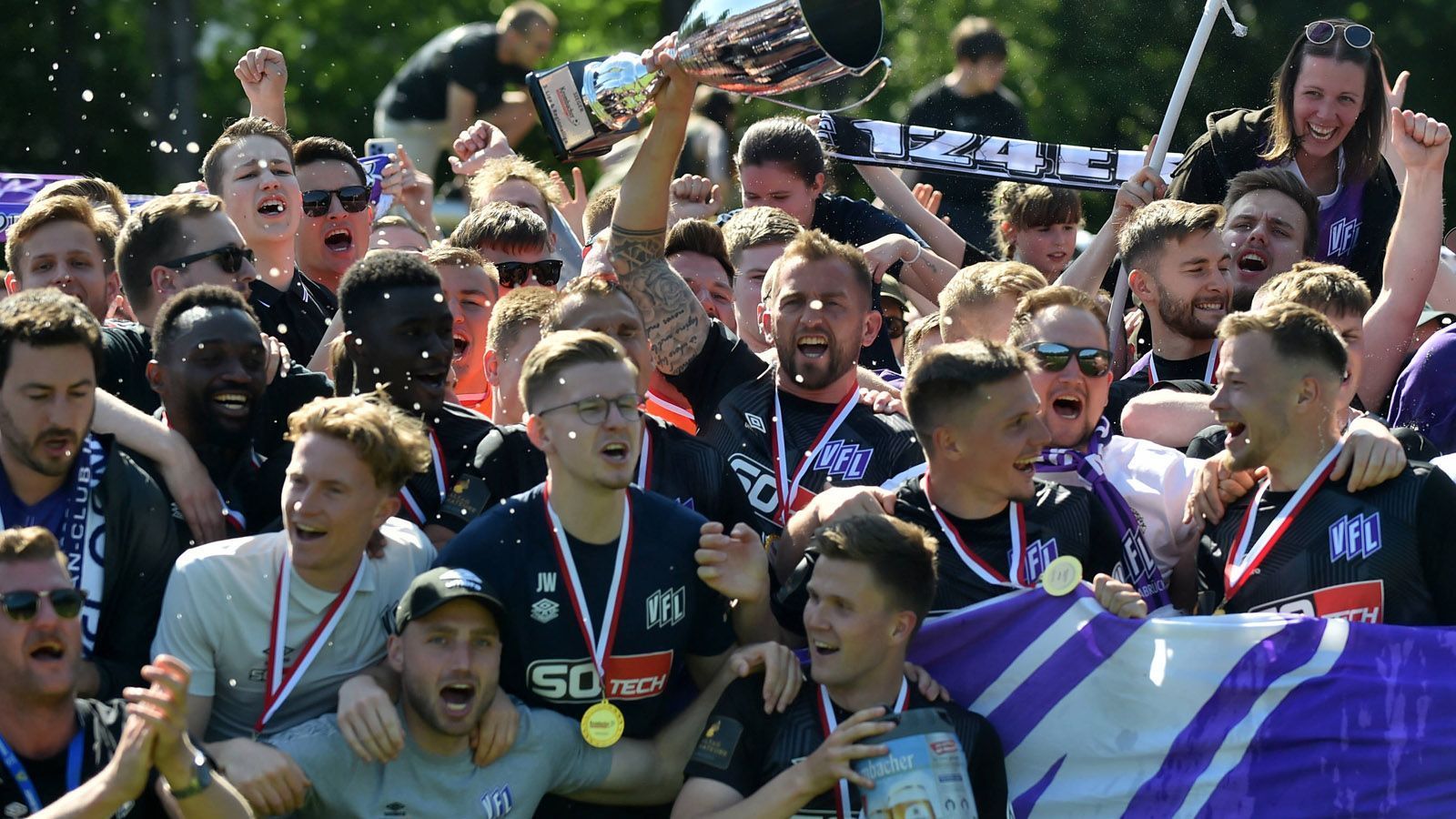 
                <strong>Niedersachsen: VfL Osnabrück</strong><br>
                Doch natürlich wollten beide Teams den Titel. Das Finale gewann der VfL Osnabrück nach zwischenzeitlichem Rückstand durch Tore von Noel Niemann und Robert Tesche doch noch mit 2:1
              