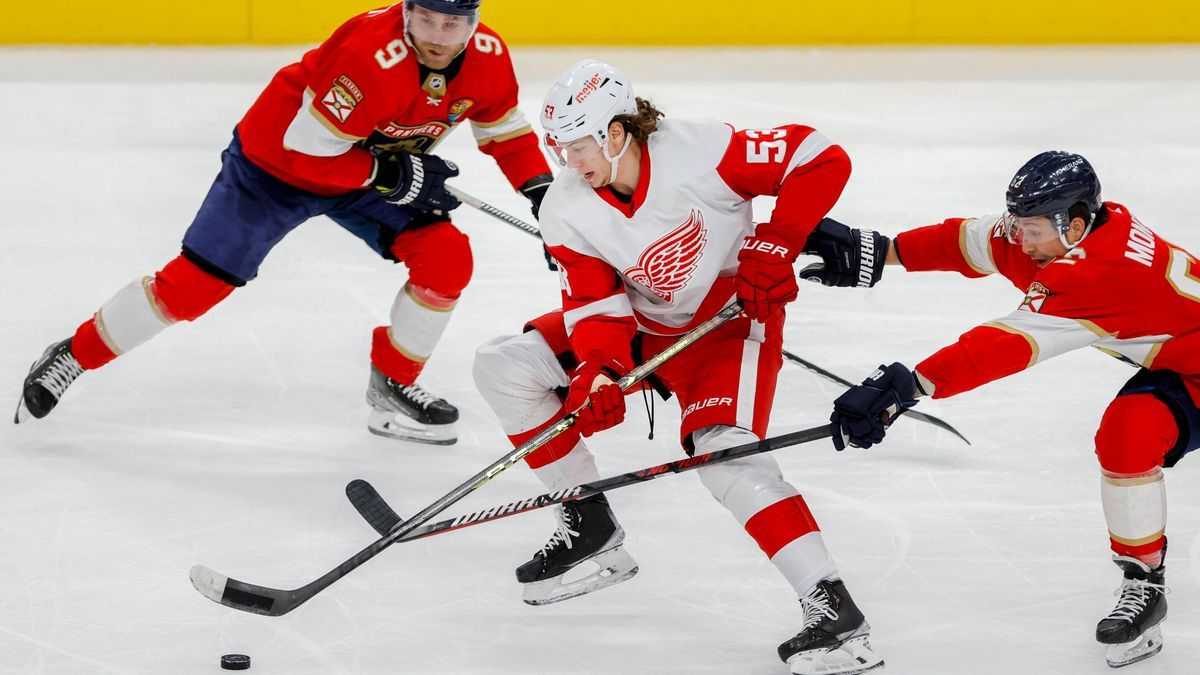 Sport Bilder des Tages NHL, Eishockey Herren, USA Detroit Red Wings at Florida Panthers Dec 8, 2022; Sunrise, Florida, USA; Detroit Red Wings defenseman Moritz Seider (53) moves the puck ahead of F...