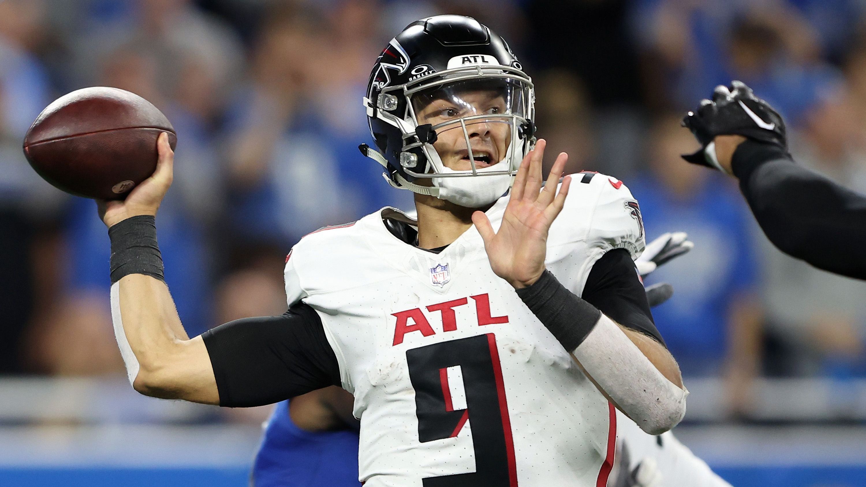 <strong>Atlanta Falcons: Quarterback</strong><br>Die Falcons glauben weiterhin an Quarterback Desmond&nbsp; Ridder. Trotzdem geht bisher nicht viel im Passing Game, obwohl Atlanta eine sehr starke Offensive Line hat. 155 Yards pro Spiel durch die Luft sind definitiv zu wenig. Da muss mehr kommen von Ridder.