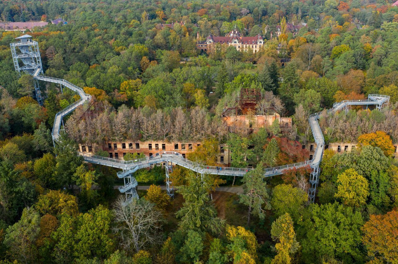 Ab 1994 begann durch Eigentums-Streitigkeiten schleichend der Stillstand der Anlage. Sie wurde allmählich zum Lost Place. 2015 hauchte der Baumwipfel-Pfad ihr neues Leben ein und die Anstalt wurde zum historischen Museum.