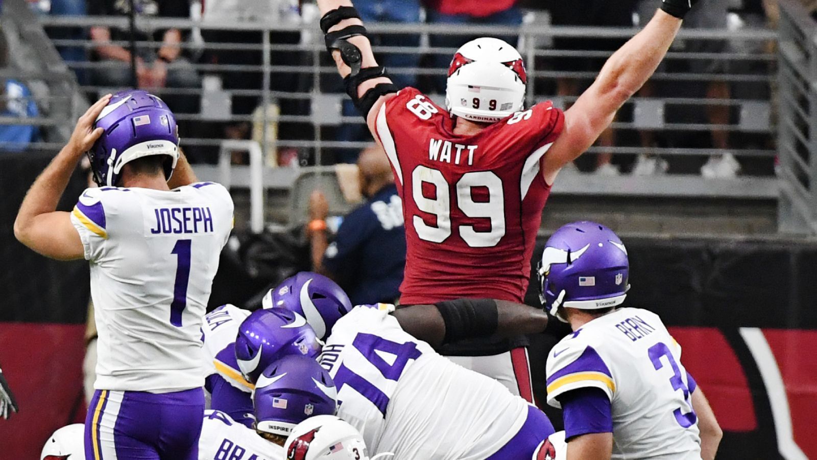
                <strong>Verlierer: Greg Joseph</strong><br>
                Die Geschichte von Kickern bei den Minnesota Vikings ist wahrlich keine erfolgreiche. Ob 1998, als Gary Anderson im NFC Championship Game gegen die Atlanta Falcons vergab, oder Blair Walsh, der in den Playoffs 2015 gegen die Seattle Seahawks einen "Chip Shot" daneben setzte. Ein weiteres Kapitel schrieb nun Greg Joseph beim 33:34 bei den Arizona Cardinals. Aus machbaren 37 Yards verfehlte er die Uprights recht deutlich, sodass die Vikings mit 0-2 starten.
              