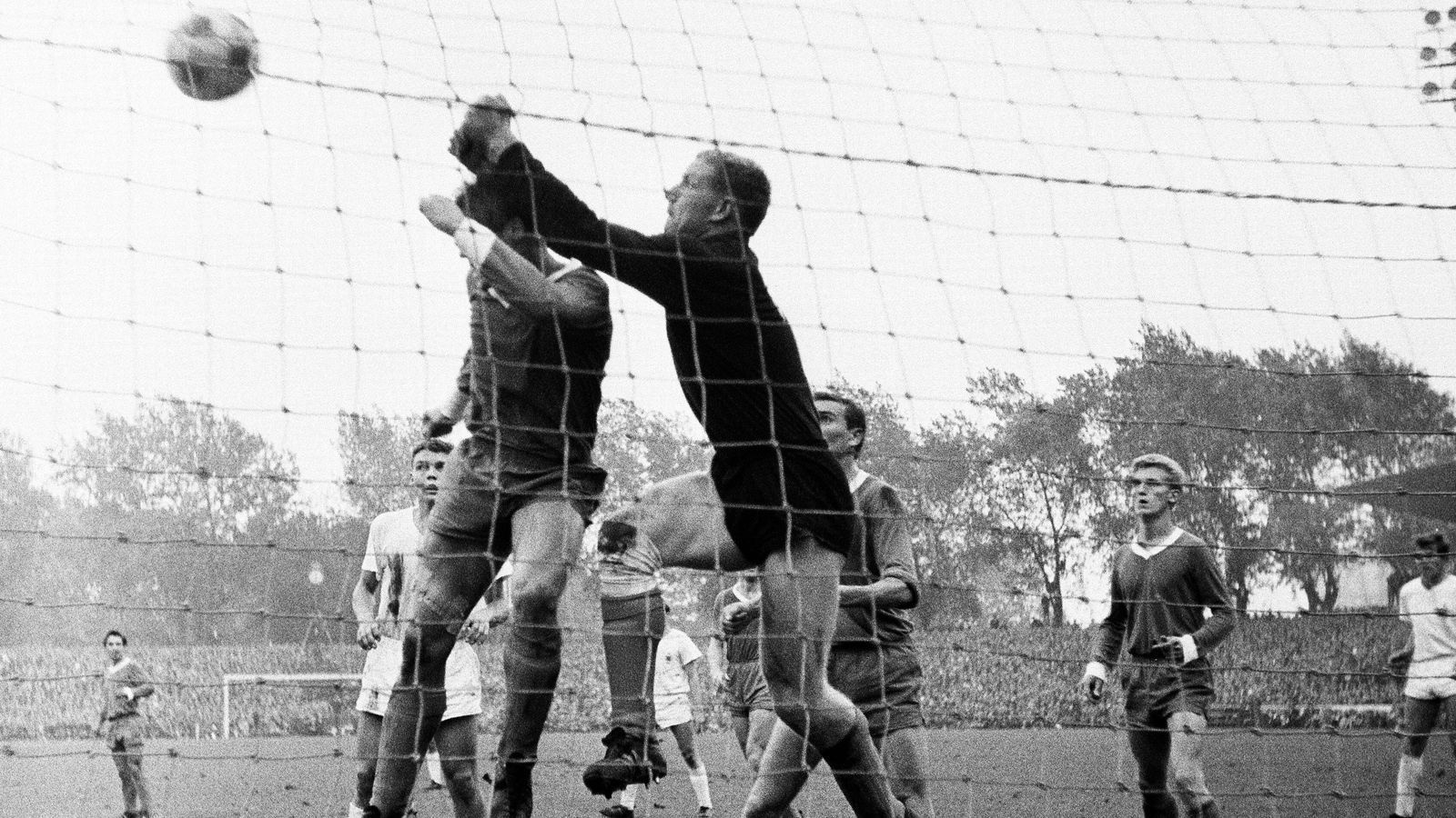 
                <strong>Horst Mühlmann - Als Fußballprofi in die USA gezogen</strong><br>
                1968 ließ Mühlmann seine Karriere in den USA ausklingen und spielte für die Kansas City Spurs in der damaligen Profiliga NASL. Aufgrund seines starken Abschlags wechselte er ein Jahr später die Sportart und spielte für die Bengals - zunächst noch in der damaligen American Football League (AFL), dann in der NFL. Beeindruckend: Mühlmann war der erste Kicker nach dem Zusammenschluss der AFL und NFL, der in drei aufeinanderfolgenden Spielen ein Field Goal aus über 50 Yards verwandelte.
              