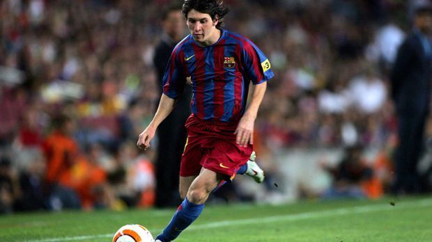 
                <strong>Champions-League-Debüt 2004</strong><br>
                2004 lief Messi erstmals im Wettbewerb auf. Damals hieß die Gruppenphasen-Begegnung Schachtjor Donezk gegen den FC Barcelona - die Spanier unterlagen 0:2.
              