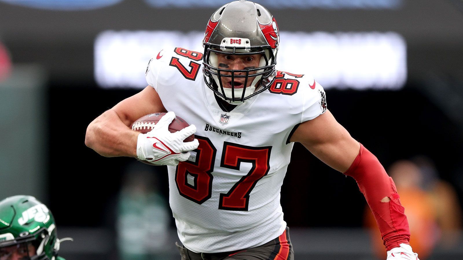 
                <strong>Platz 2: Rob Gronkowski (Tampa Bay Buccaneers)</strong><br>
                &#x2022; Position: Tight End<br>&#x2022; In der NFL seit: 2010 (42. Pick) - am 21. Juni 2022 zum zweiten Mal als Profi zurückgetreten<br>&#x2022; Größte Erfolge: 4x Super-Bowl-Champion, NFL 100th Anniversary All-Time Team, NFL 2010s All-Decade Team, 5x First-Team All-Pro, 5x Pro Bowl<br>
              