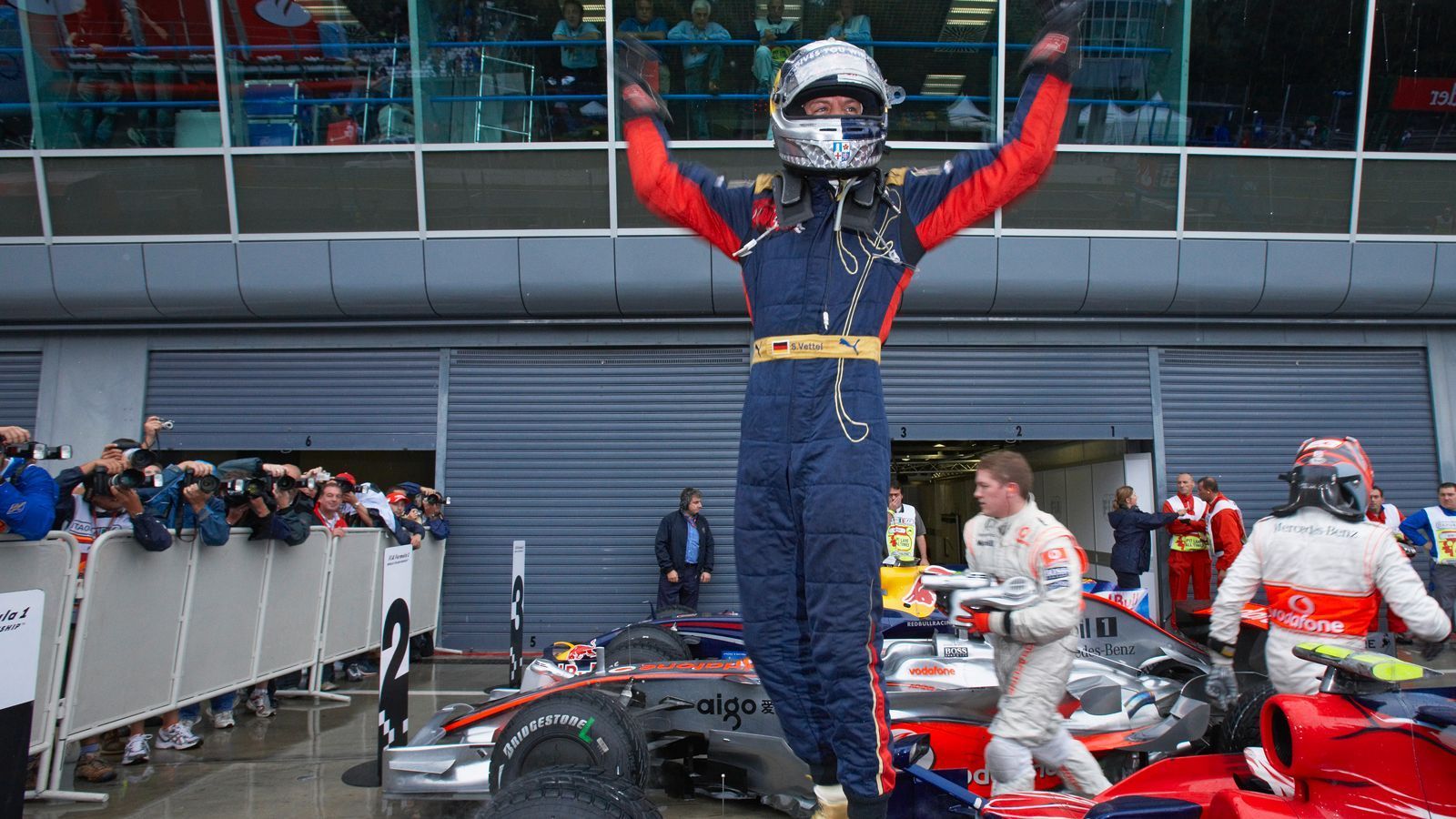 
                <strong>Der erste Sieg</strong><br>
                Sebastian Vettel ist damals noch zarte 21 Jahre jung und fährt für Toro Rosso. Am 14. September wird er mit seinem Sieg in Monza zum jüngsten Grand-Prix-Gewinner in der Formel-1-Geschichte.
              