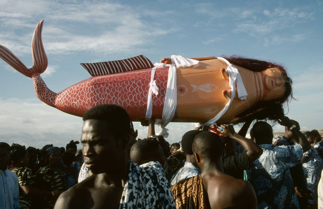 Meerjungfrauen-Sarg: Eine Beerdigung in Ghana ist teils so bunt wie bei uns Karneval.