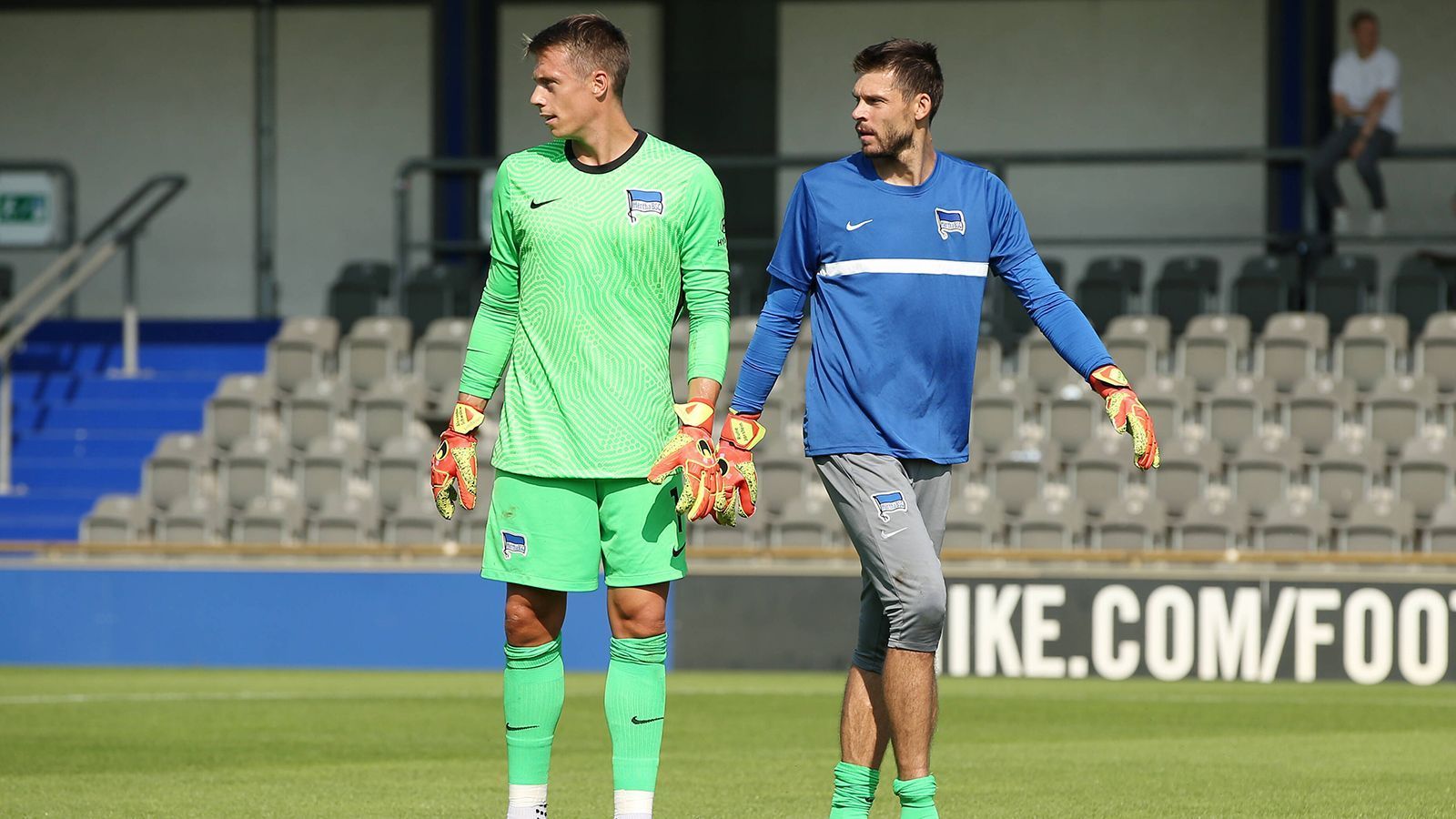 
                <strong>Hertha BSC: Rune Jarstein vs. Alexander Schwolow</strong><br>
                Noch härter ist wohl der Torhüterkampf in Berlin. Neuverpflichtung Schwolow wird wohl die Neue Nummer eins der alten Dame. Jarstein spielte in der vergangenen Saison nicht seine beste Runde, wurde zwischendurch auch durch Thomas Kraft ersetzt. Trotzdem: unterschätzen sollte man den Norweger nicht. 
              